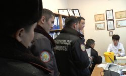 Алматылық полицейлер жол апатынан жапа шеккендерге көмек ретінде қан тапсырды (ФОТО)