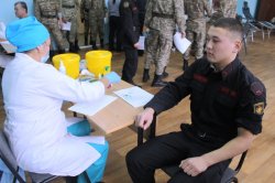 Алматы өңірлік гарнизонының әскери полициясы шамамен 30 литр қан тапсырды (ФОТО)